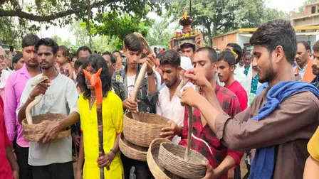 ऋषि पंचमी पर सांपों की निकाली शोभायात्रा, अब तक गांव में नहीं हुई है सर्पदंश की घटना